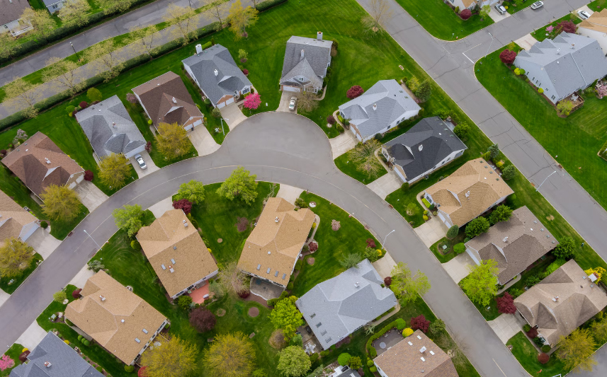 Aerial view of a clean suburban cul-de-sac in Columbus, Ohio, featuring well-maintained houses and green lawns.